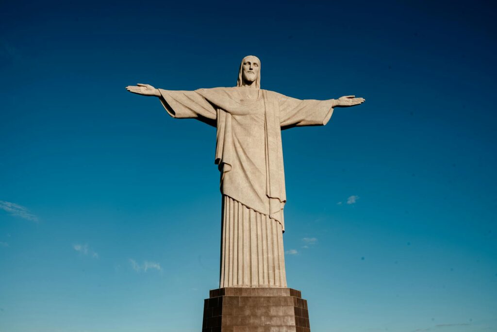 Posąg Chrystusa Odkupiciela górujący nad Rio de Janeiro