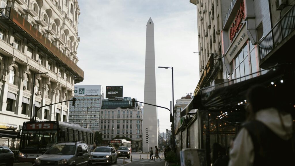 Panorama Buenos Aires z Obeliskiem i główną aleją miasta