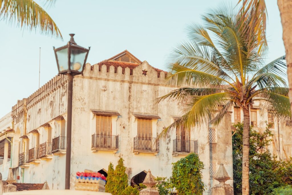 Uliczka w Stone Town na Zanzibarze z kolonialnymi budynkami