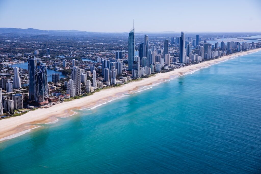 Panorama miasta Gold Coast w Australii z plażą i drapaczami chmur