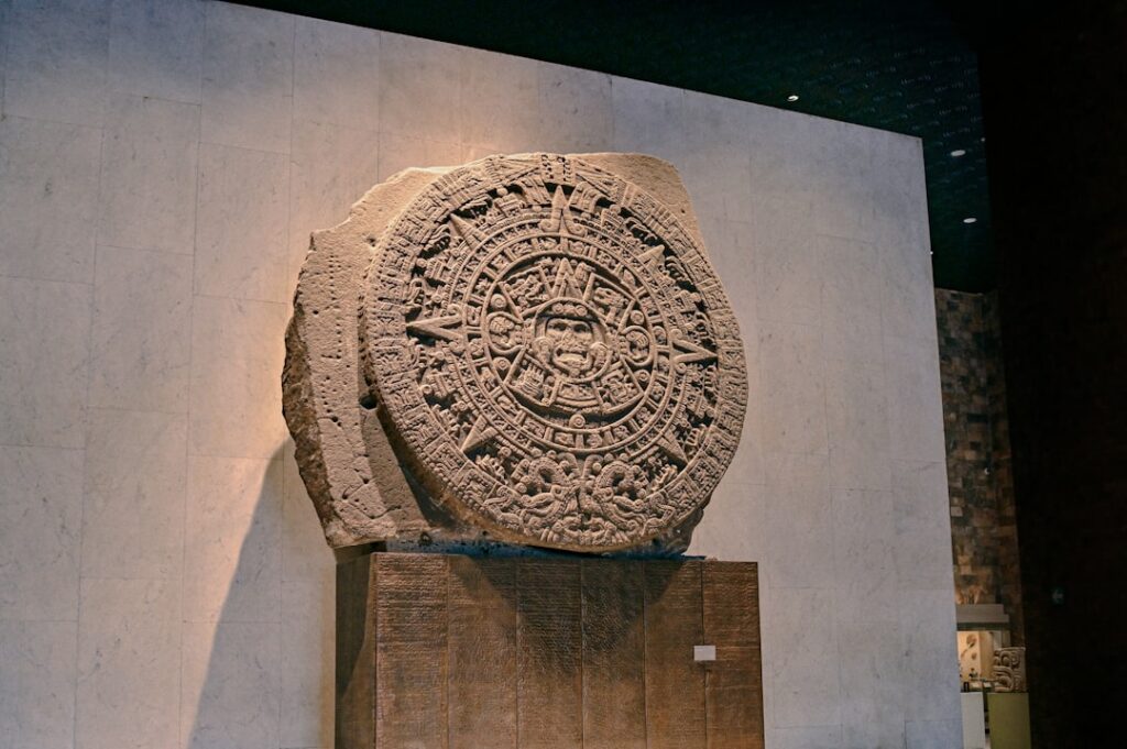 Słynny Kamień Słońca Azteków w Narodowym Muzeum Antropologicznym w Mexico City