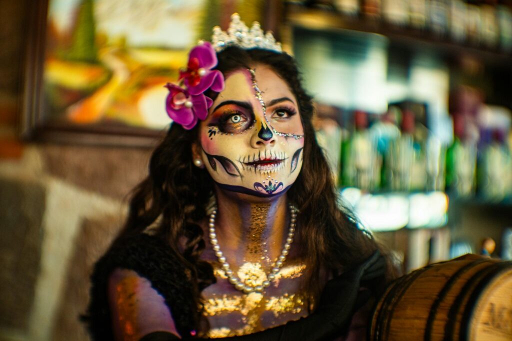 Kolorowa figura La Catriny w tradycyjnym stroju podczas obchodów Día de los Muertos w Meksyku