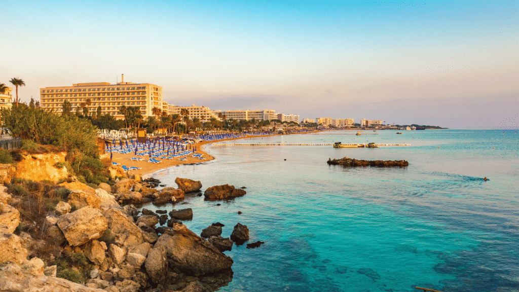 Plaża Fig Tree Bay Cypr – urlop nad turkusowym morzem w formule all inclusive. 