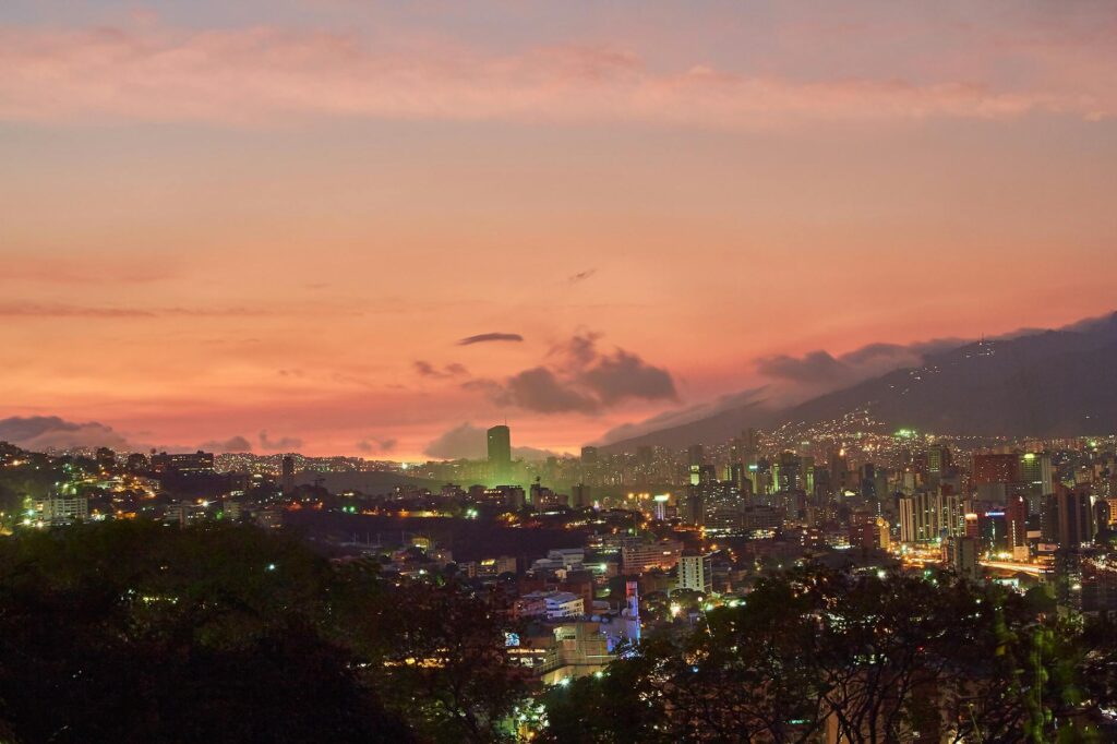 Wieżowce Caracas z górami w tle