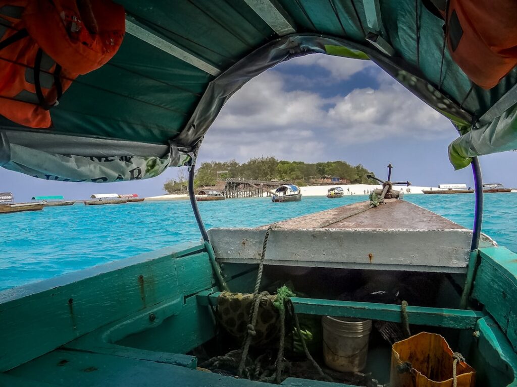 Widok na Prison Island na Zanzibarze otoczoną lazurową wodą