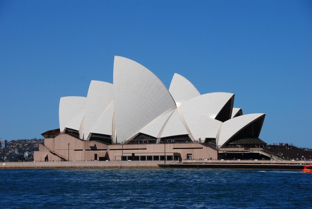 Ikoniczny gmach Opery w Sydney o zachodzie słońca
