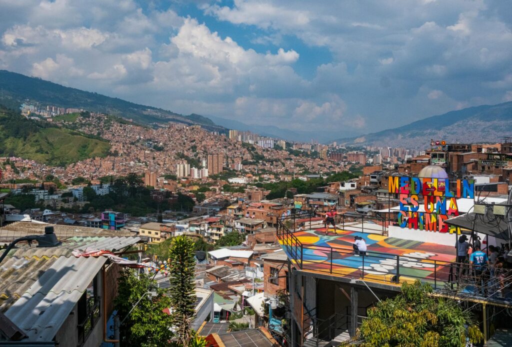 Widok na Medellín w Kolumbii z górami w tle