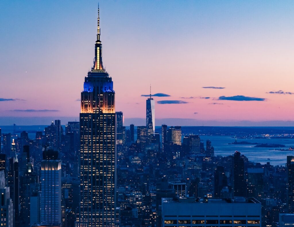 Podświetlony Empire State Building i panorama Nowego Jorku nocą