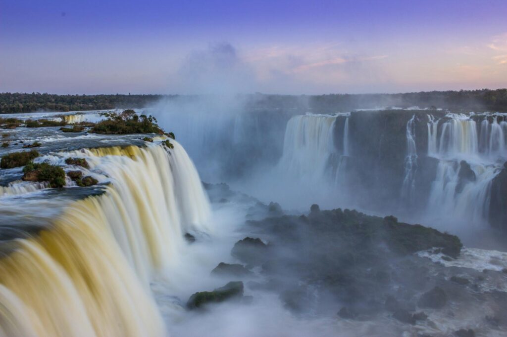 Potężne wodospady Iguazú w Brazylii