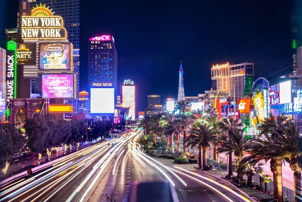 Wieczorna panorama Las Vegas Strip z kasynami i neonami