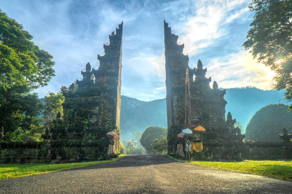 Tradycyjna brama Handara Gate otoczona górami i zielenią na Bali