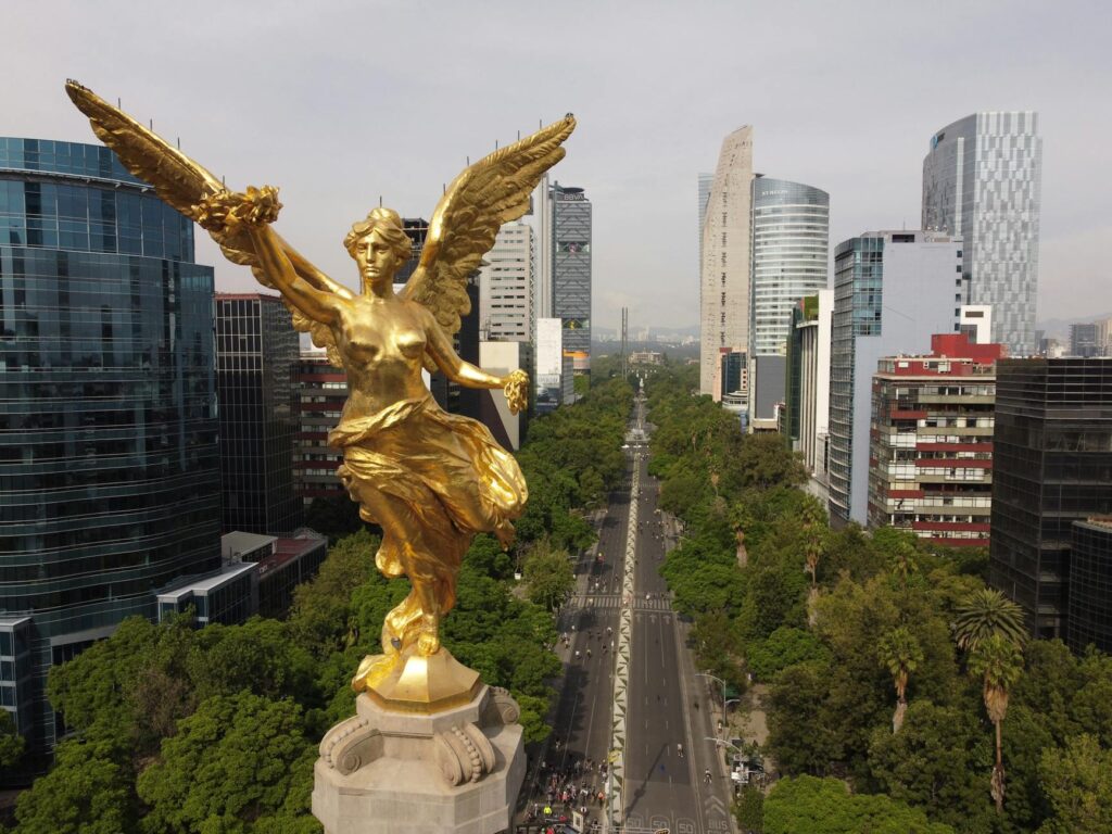 Bulwar Paseo de la Reforma w Mexico City z pomnikiem Anioła Niepodległości