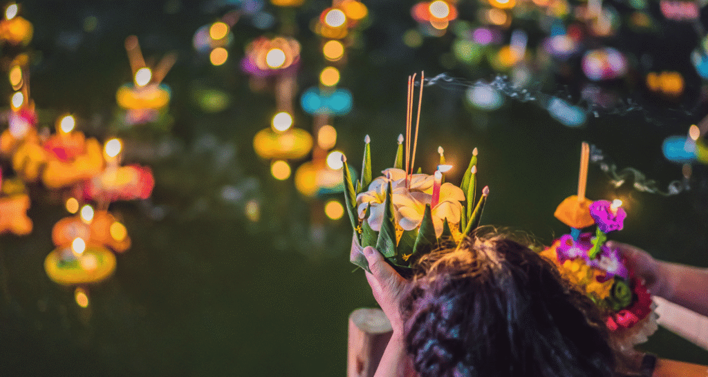 Święto Loy Krathong w Tajlandii – lampiony na wodzie.