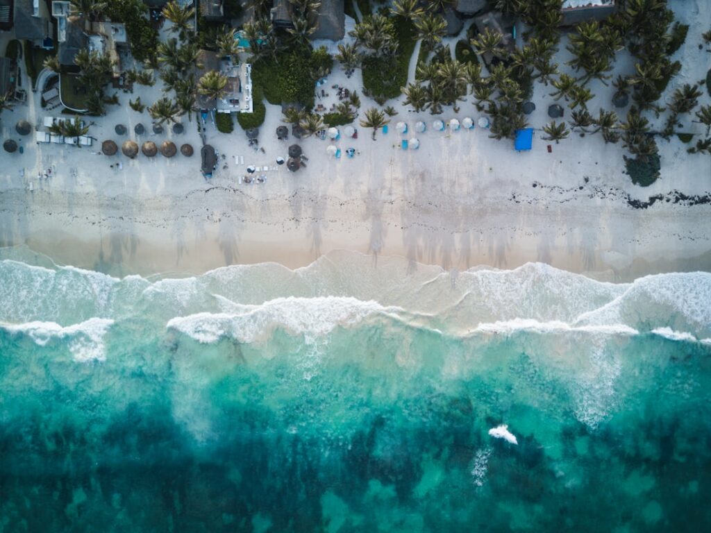 Turyści wypoczywający na rajskiej plaży w Tulum nad Morzem Karaibskim w Meksyku