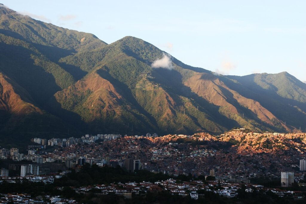 Kolejka linowa Teleférico de Caracas z panoramą miasta