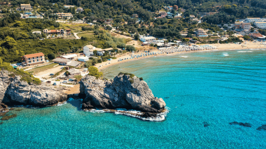 Grecja Korfu plaża Glyfada  – urlop all inclusive w malowniczej zatoce z krystaliczną wodą.
