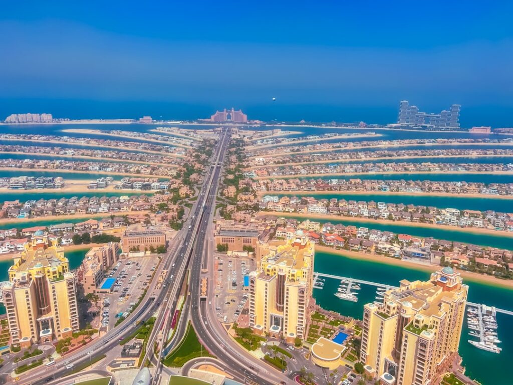 Widok z góry na wyspę Palmę Jumeirah w Dubaju z luksusowymi willami i hotelami