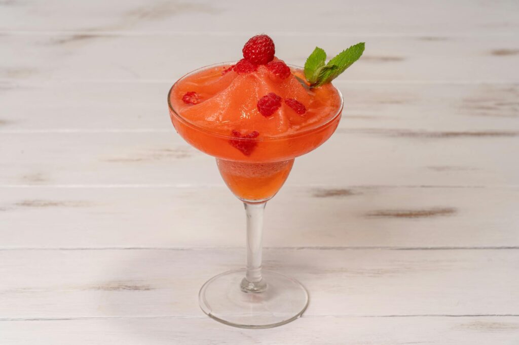 Szklanka koktajlu Daiquiri z limonką na stole, tradycyjny napój Hawany