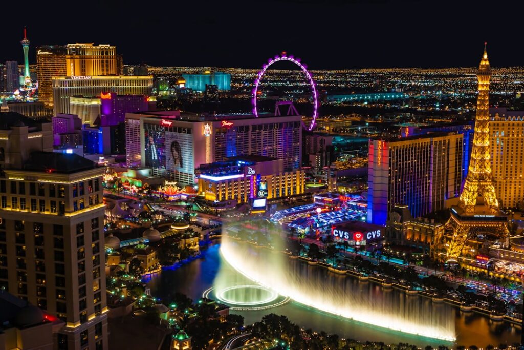 Widok na Las Vegas Strip nocą z oświetlonymi hotelami i kasynami