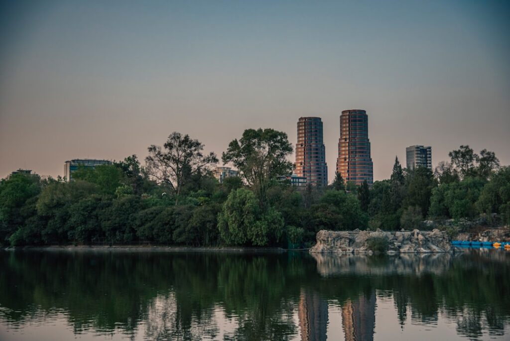 Panoramiczny widok na Park Chapultepec i Zamek Chapultepec w stolicy Meksyku