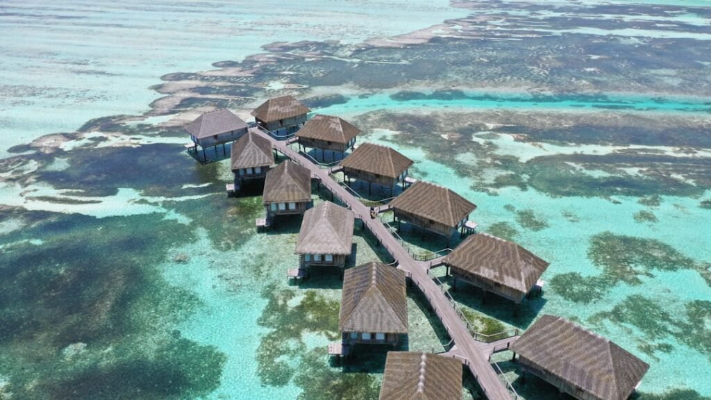 Widok z lotu ptaka na luksusowy resort na wodzie na Malediwach
