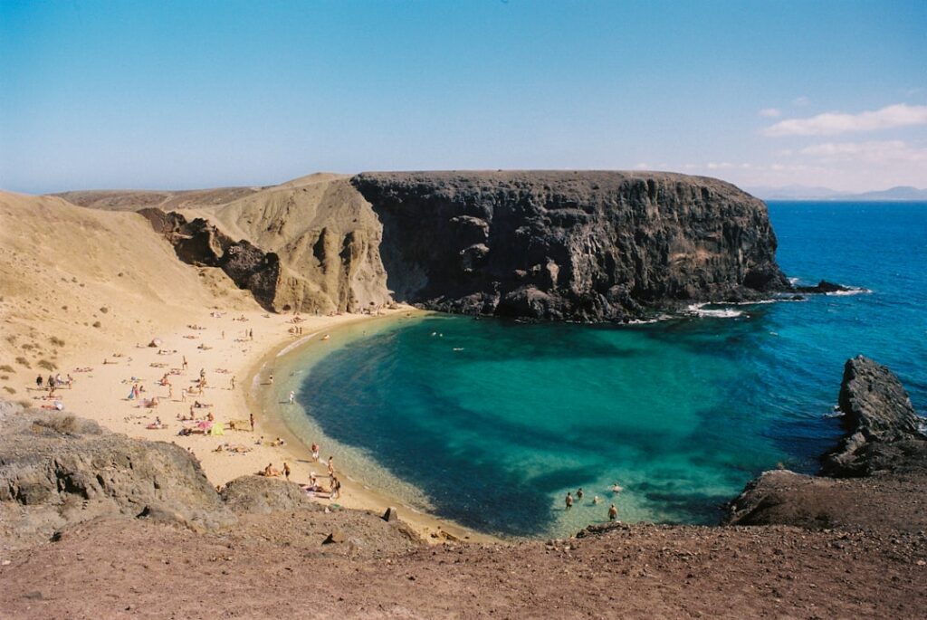 Wyspy Kanaryjskie – Malownicza plaża Playa de Papagayo na Lanzarote z turkusowym oceanem i skałami w tle