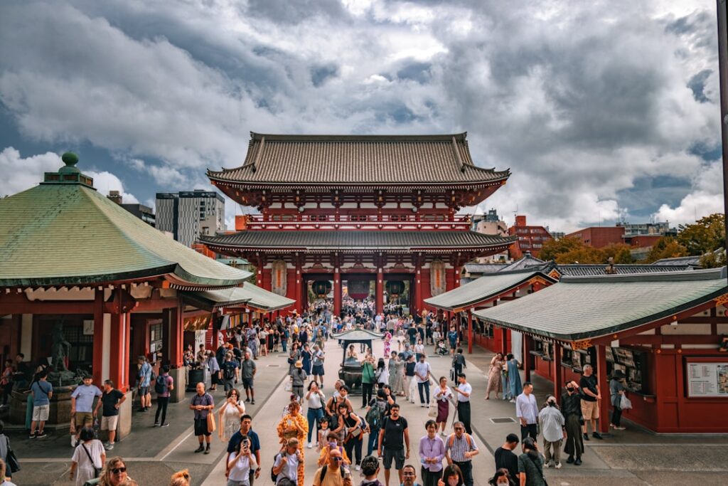 Czerwona brama wejściowa do świątyni Asakusa Senso-ji w Tokio