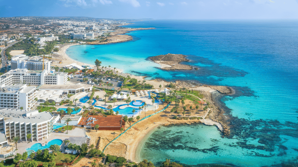 Nissi Beach Cypr – wakacje 2025 w jednym z najpiękniejszych miejsc na urlop w Europie.
