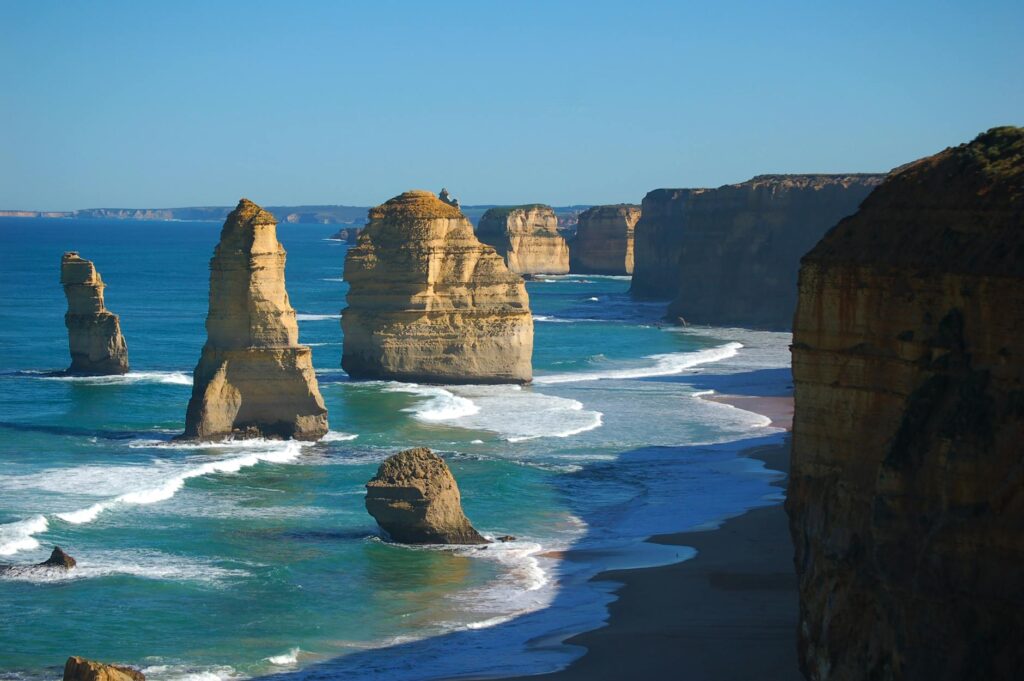 Formacje skalne Dwunastu Apostołów przy Wielkiej Drodze Oceanicznej w Australii