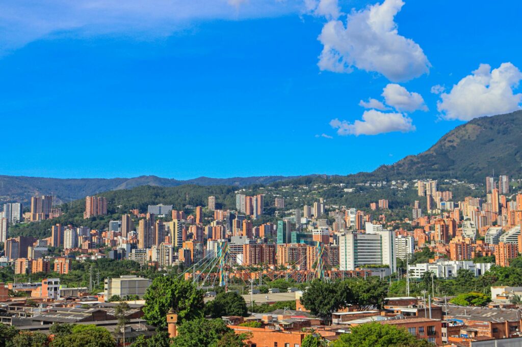 Panorama dzielnicy El Poblado w Medellín z wieżowcami i zielenią