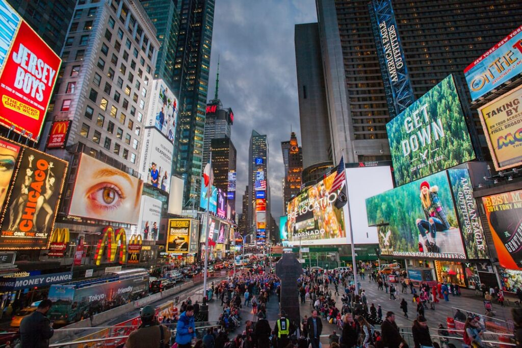 Times Square w Nowym Jorku z reklamami i żółtymi taksówkami