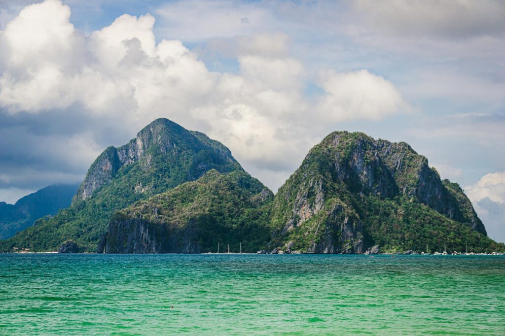 Panorama El Nido na Palawanie – turkusowe wody i wapienne wzgórza