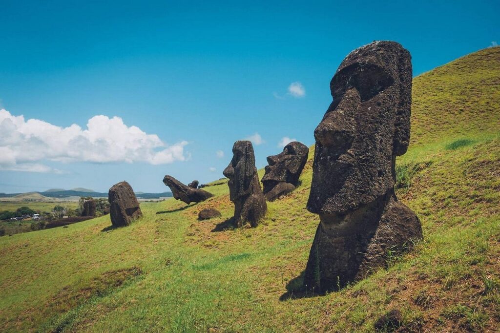 Posągi Moai ustawione w rzędzie na Wyspie Wielkanocnej w Chile