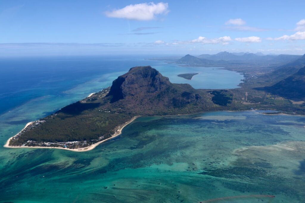 Góra Le Morne Brabant na Mauritiusie otoczona laguną i oceanem