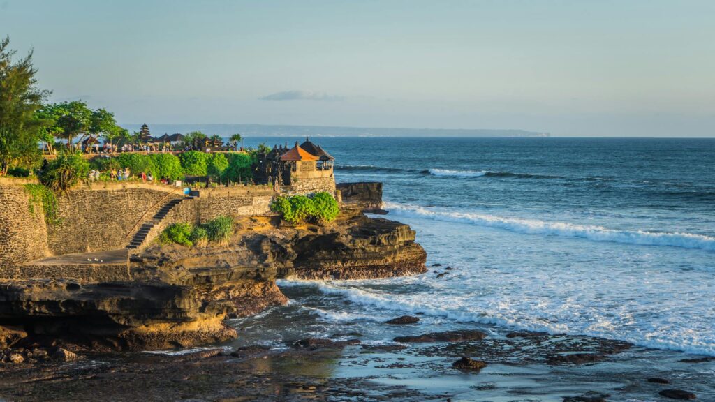 Świątynia Tanah Lot zbudowana na skale przy brzegu oceanu na Bali