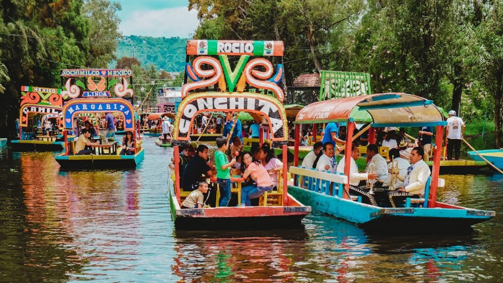 Tradycyjne kolorowe łodzie trajineras w kanałach Xochimilco w Mexico City
