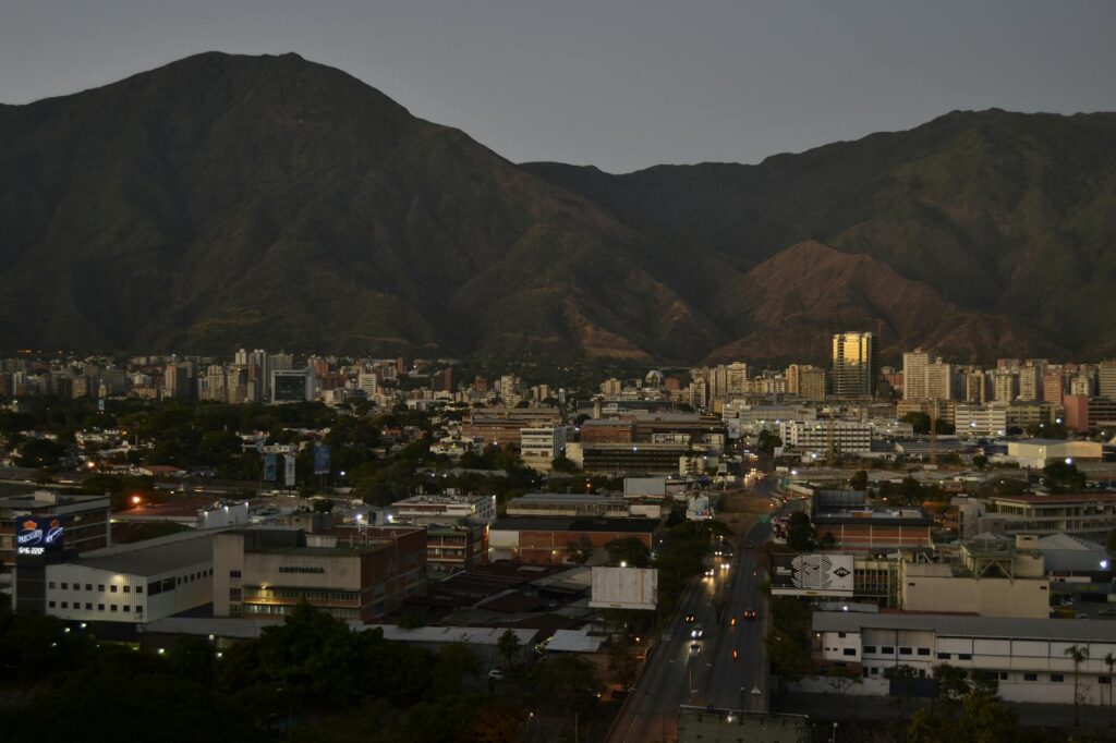 Kolorowe domy w dzielnicy biedy w Caracas – favela