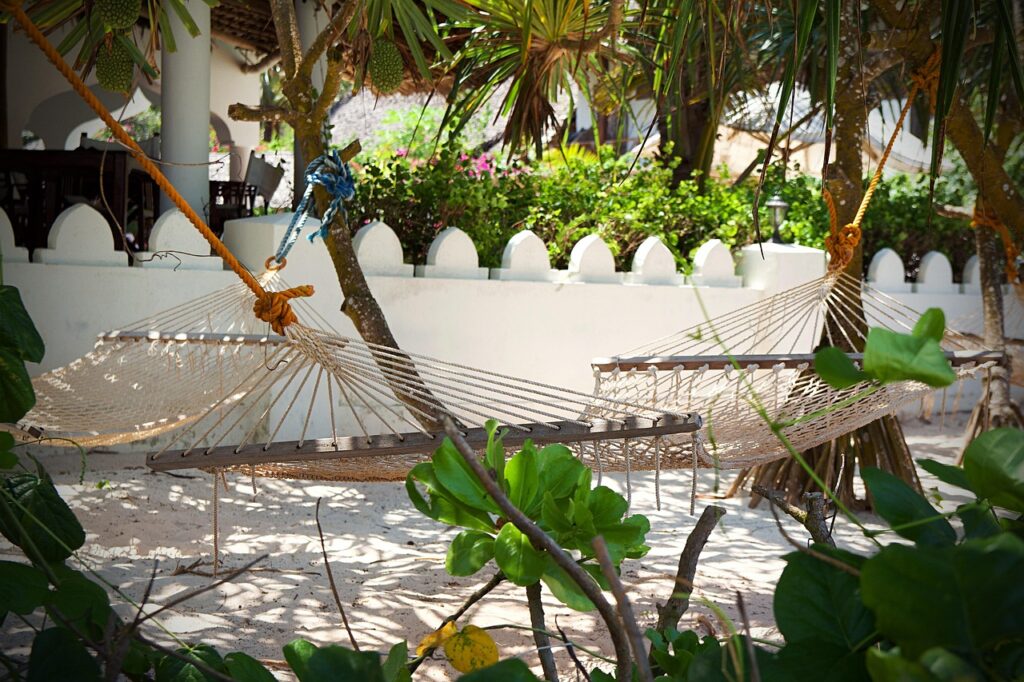Hamak i tradycyjna altanka na plaży Zanzibaru