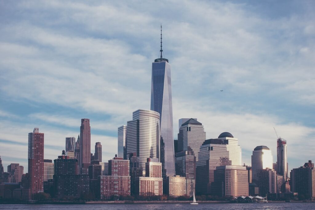 One World Trade Center w Nowym Jorku o zachodzie słońca