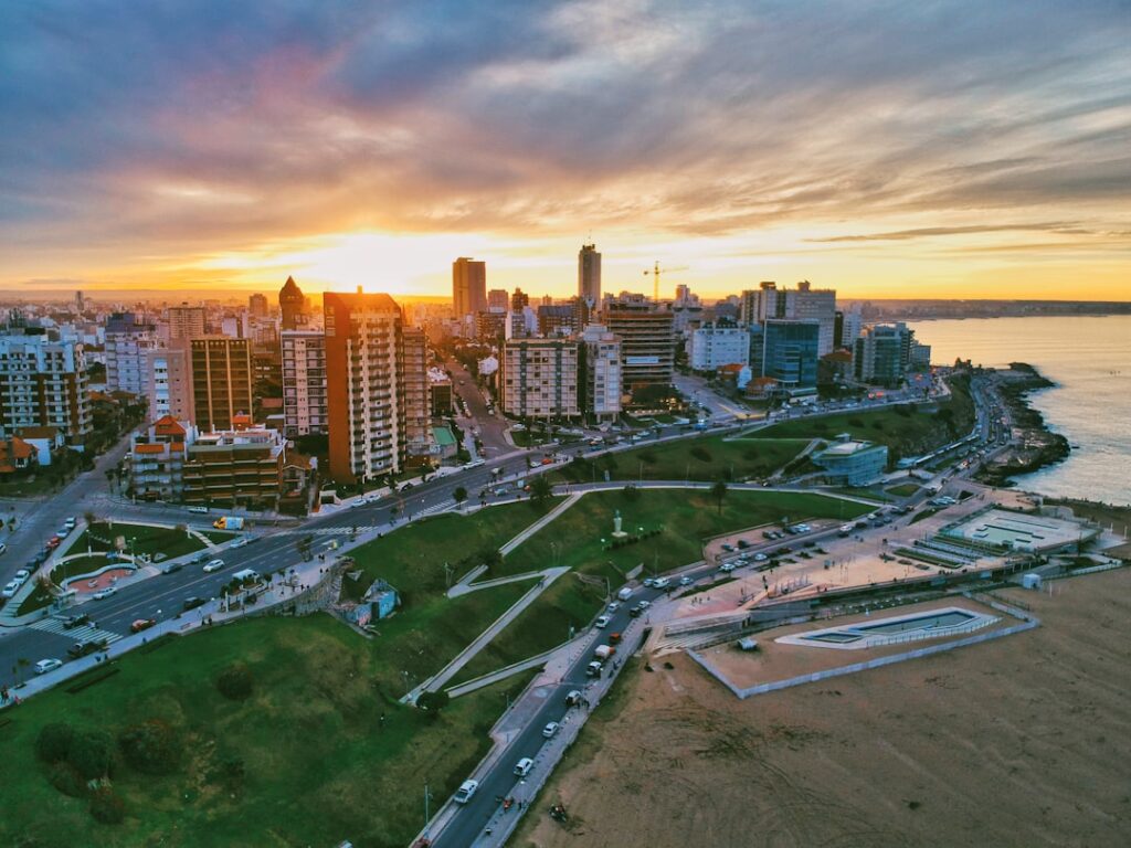 Widok z lotu ptaka na nadmorskie miasto Mar del Plata