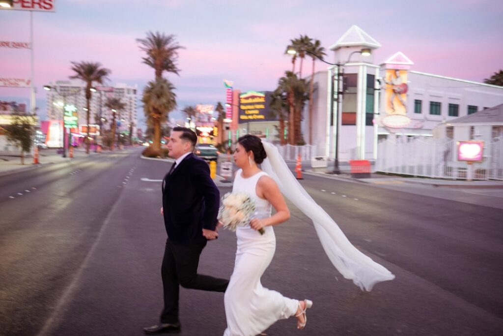 Para pokazująca obrączki pod znakiem Welcome to Las Vegas