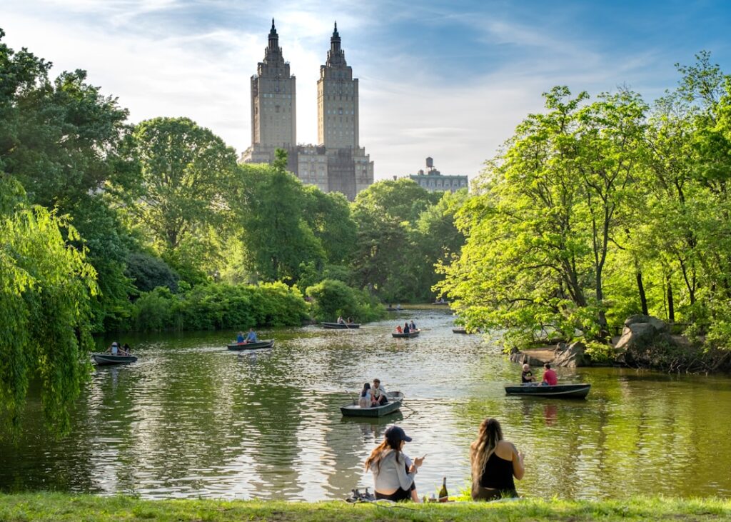 Central Park w Nowym Jorku jesienią z kolorowymi drzewami i wodą