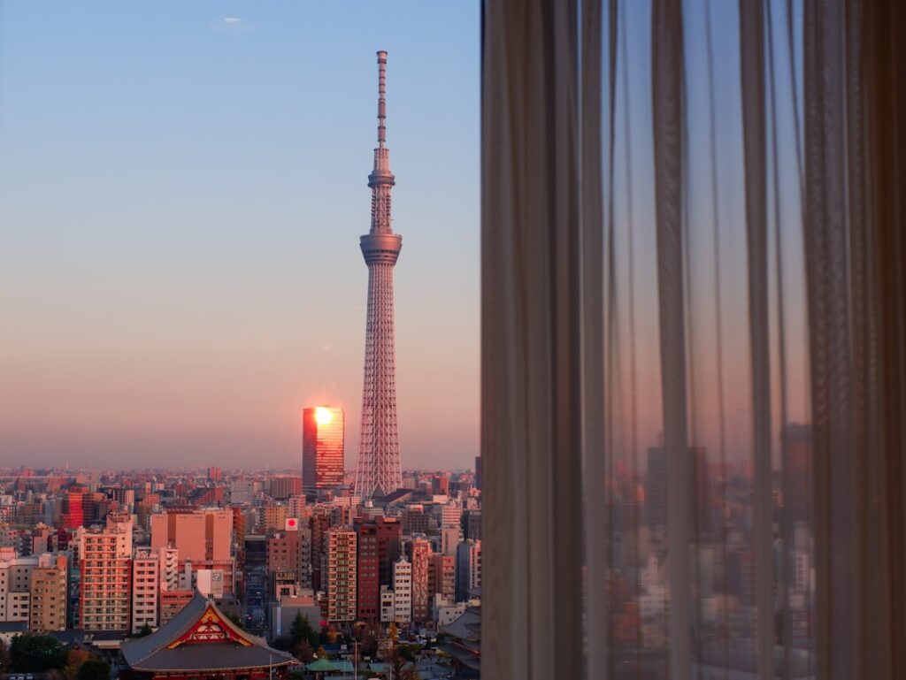 Wieża Tokyo Skytree w Tokio na tle błękitnego nieba