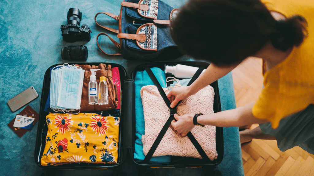 Pakowanie walizki na spontaniczny wyjazd last minute z Coral Travel.