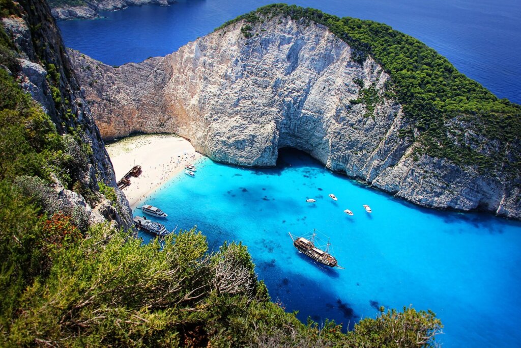 Plaża Navagio na Zakynthos z turkusową wodą, białym piaskiem i wrakiem statku – jedna z największych atrakcji Grecji
