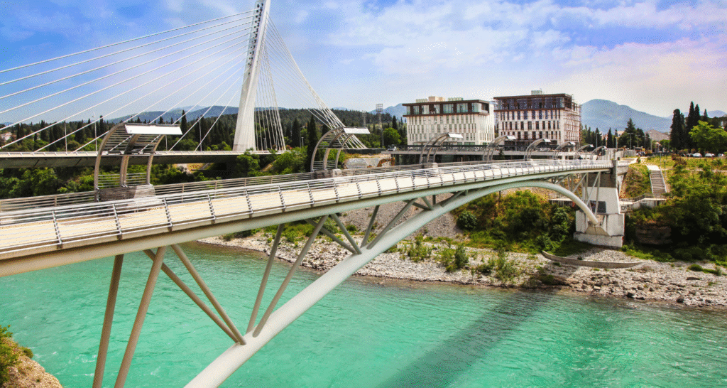 Nowoczesny most Millennium Bridge nad rzeką Morača w Podgoricy, stolicy Czarnogóry
