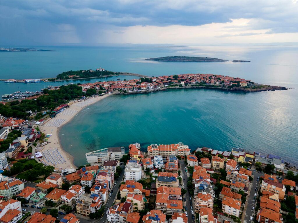 Panorama Burgas nad Morzem Czarnym z piaszczystą plażą i długim molo – popularny kurort w Bułgarii.