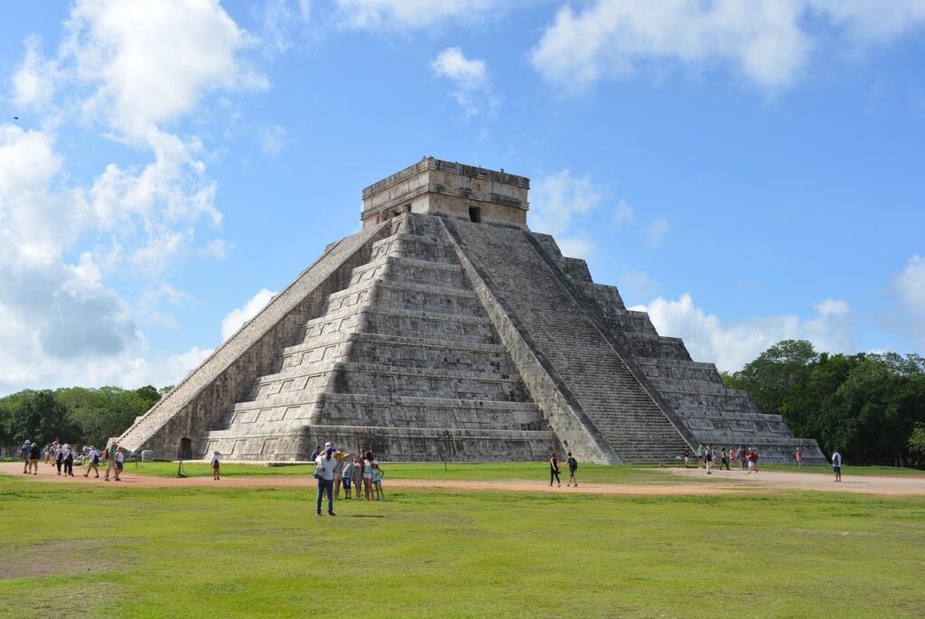 Monumentalna Piramida Kukulkana w Chichén Itzá na tle błękitnego nieba, Meksyk