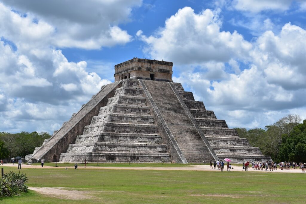 Widok na pełną strukturę Piramidy Kukulkana w Chichén Itzá, Meksyk
