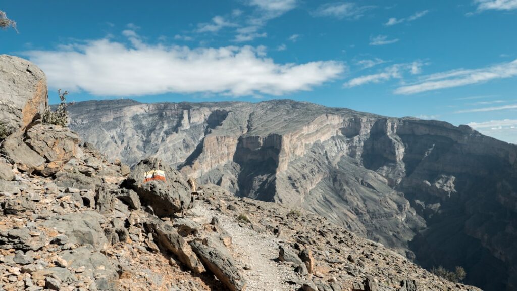 Górski krajobraz Jebel Shams o zachodzie słońca, widok na kanion w Omanie